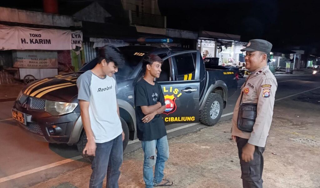 Polsek Cibaliung Gelar Sambang dan Patroli Malam, Ciptakan Rasa Aman dan Nyaman Bagi Warga Masyarakat 6 WhatsApp Image 2024 07 09 at 05.47.03
