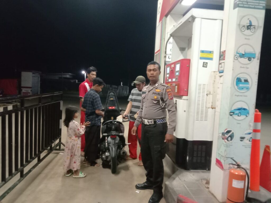 Personil Polsek Carita Lakukan Kegiatan Patroli Malam ke SPBU Sukanegara 7 WhatsApp Image 2024 07 09 at 06.11.54