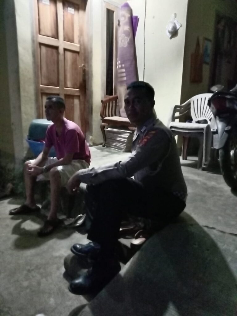 Personil Polsek Carita, Bripka Yundar, Beri Himbauan Kamtibmas kepada Masyarakat 8 WhatsApp Image 2024 07 09 at 06.13.55