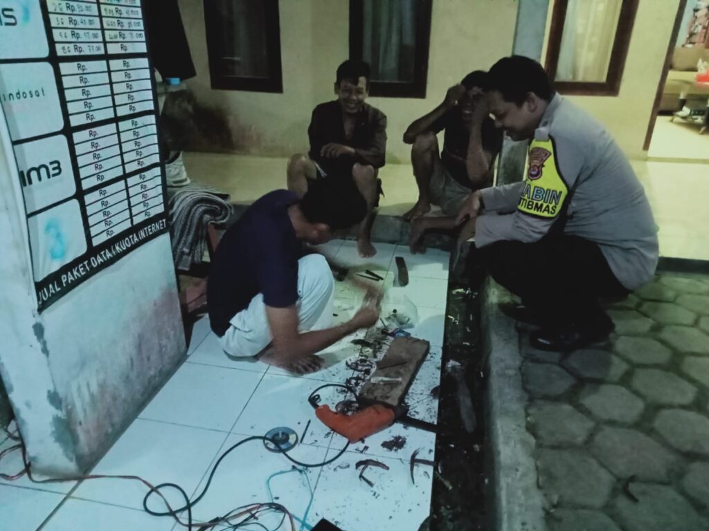 Bhabinkamtibmas Polsek Carita, Bripka Bambang, Berdialog dengan Pemuda di Desa pada Malam Hari 9 WhatsApp Image 2024 07 09 at 06.15.41