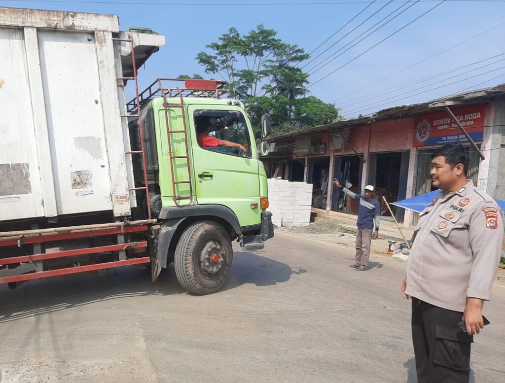 Personil Polsek Bojong Polres Pandeglang Berikan Pelayanan Prima Pengaturan Lalu Lintas di Persimpangan Pasar Bojong 1 WhatsApp Image 2024 07 09 at 08.43.30