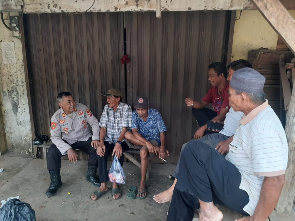 Kapolsek Bojong Polres Pandeglang Melakukan Giat Sambang di Pasar Bojong 2 WhatsApp Image 2024 07 09 at 10.55.10