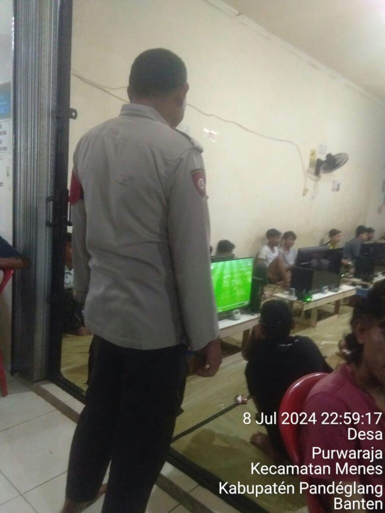 Polsek Menes Lakukan Patroli Dialogis dan Himbauan di Warnet 2 WhatsApp Image 2024 07 09 at 13.17.03