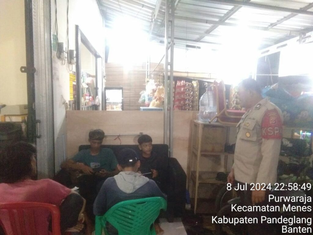 Demi Cegah Pergaulan Bebes, Remaja Yang Nongkrong Diberi Himbauan Oleh Polsek Menes 3 WhatsApp Image 2024 07 09 at 13.19.12