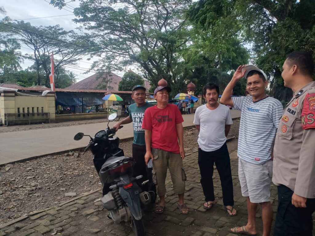 Polsek Menes Gelar Patroli Dialogis dan Himbauan Kamtibmas di Alun-alun Menes 4 WhatsApp Image 2024 07 09 at 13.24.49