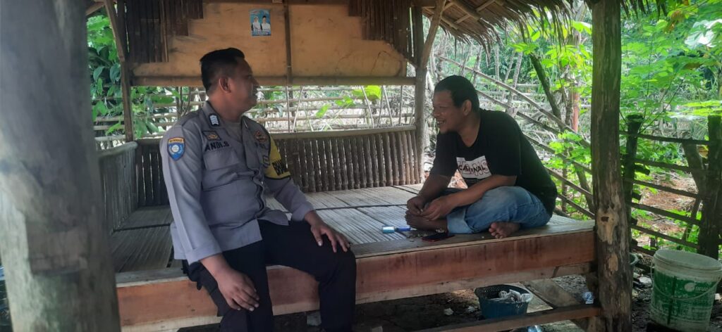 Bhabinkamtibmas Polsek Picung Sambang Masyarakat Untuk Menciptakan Kamtibmas yang Kondusif 7 WhatsApp Image 2024 07 09 at 15.17.44