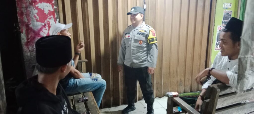Polsek Picung Intens Jalin Silaturahmi dengan Pemuda di Pasar Picung 1 WhatsApp Image 2024 07 09 at 15.18.56