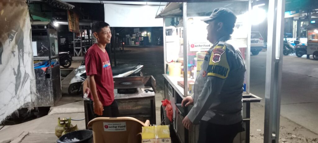 Polsek Picung Patroli Pasar dan Jalin Silaturahmi dengan Pedagang Kaki Lima 2 WhatsApp Image 2024 07 09 at 15.19.54