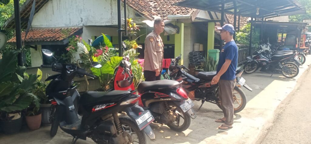 Polsek Menes Gelar Patroli Dialogis dan Himbauan Kamtibmas kepada Petugas Parkir di Jalan Cimanying 3 WhatsApp Image 2024 07 09 at 17.12.15