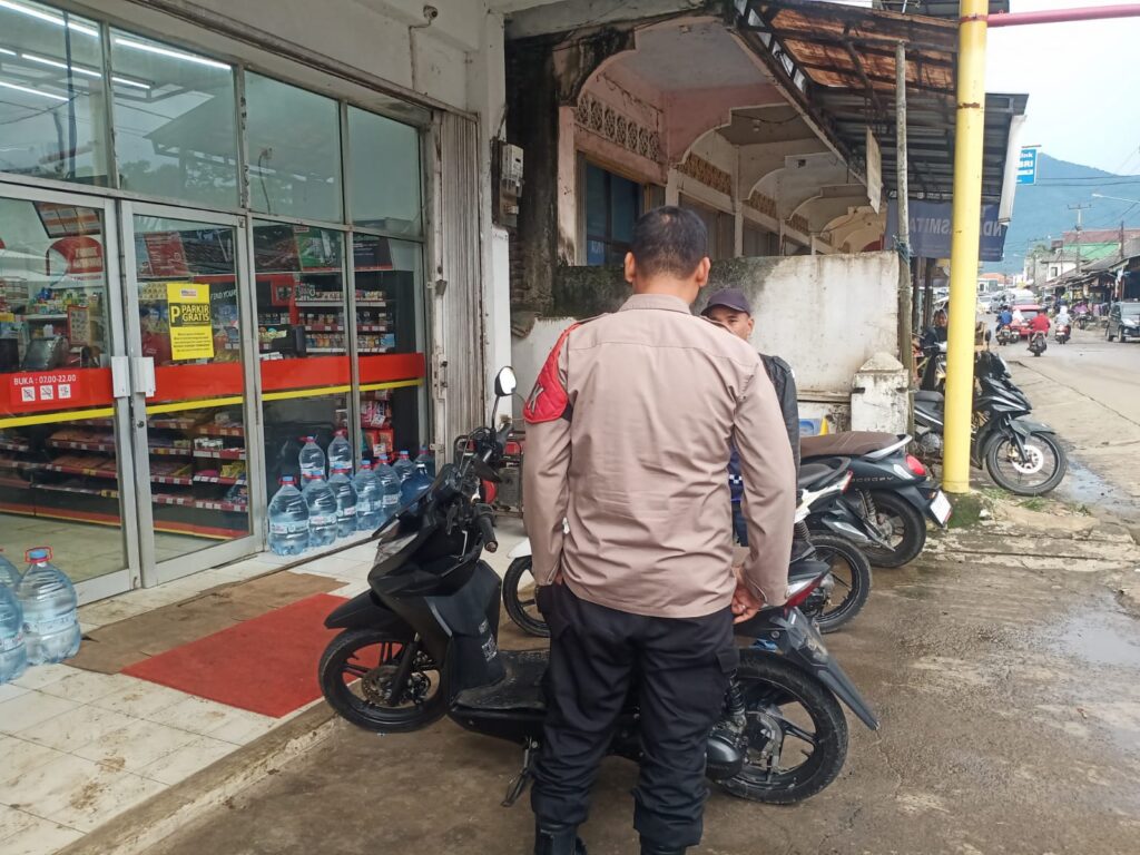 Datangi Petugas Parkir Alfamart, Polsek Menes Berikan Arahan 4 WhatsApp Image 2024 07 09 at 17.15.25