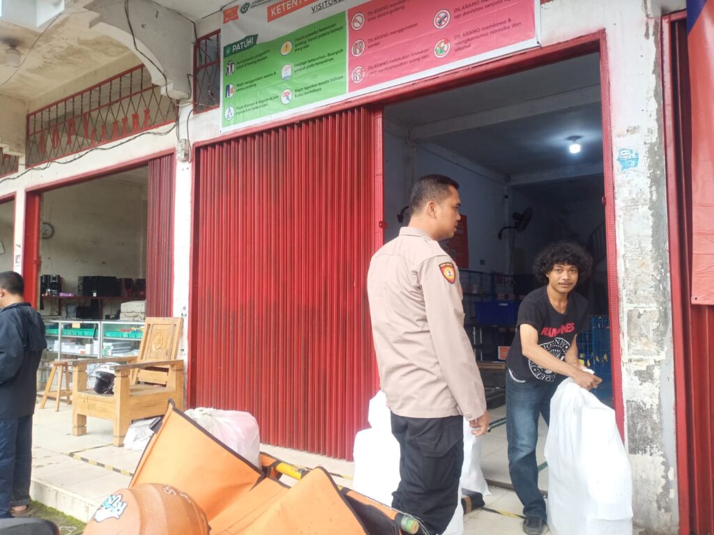 Patroli Dialogis, Sejumlah Minimarket dan Pertokoan Disambangi Polsek Menes 5 WhatsApp Image 2024 07 09 at 17.16.43