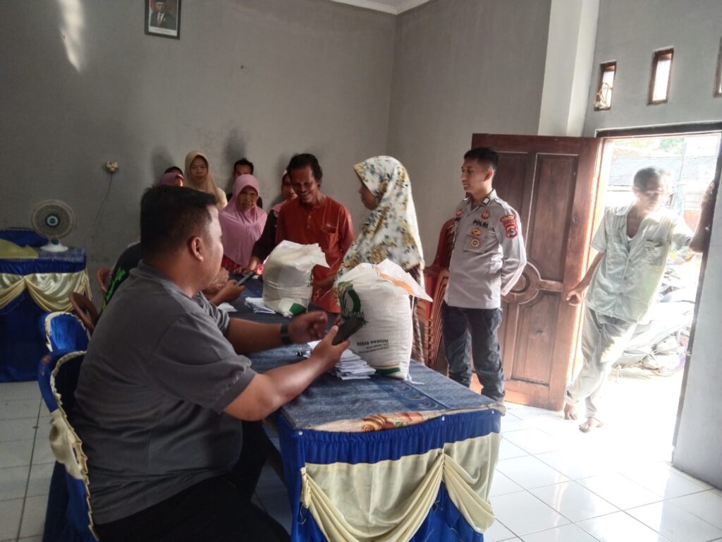 Polsek Cikedal Monitoring Kegiatan Pembagian Bantuan Beras Dari Badan Pangan Nasional 8 WhatsApp Image 2024 07 09 at 19.31.59