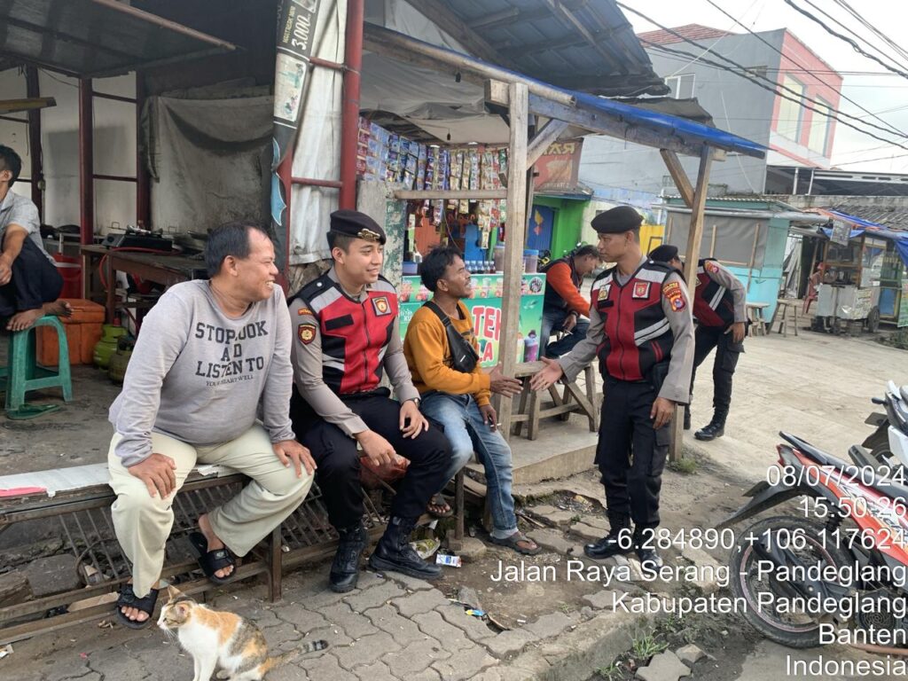 Sat Samapta Polres Pandeglang Sambangi Tukang Ojek Pengkolan di Persimpangan Cigadung 3 WhatsApp Image 2024 07 09 at 20.27.35