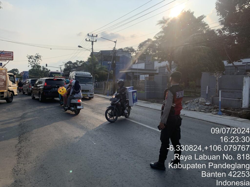 Personil Sat Samapta Polres Pandeglang Gelar Kegiatan Strong Point di Jalan Raya Pandeglang - Labuan 1 WhatsApp Image 2024 07 09 at 20.27.39 1