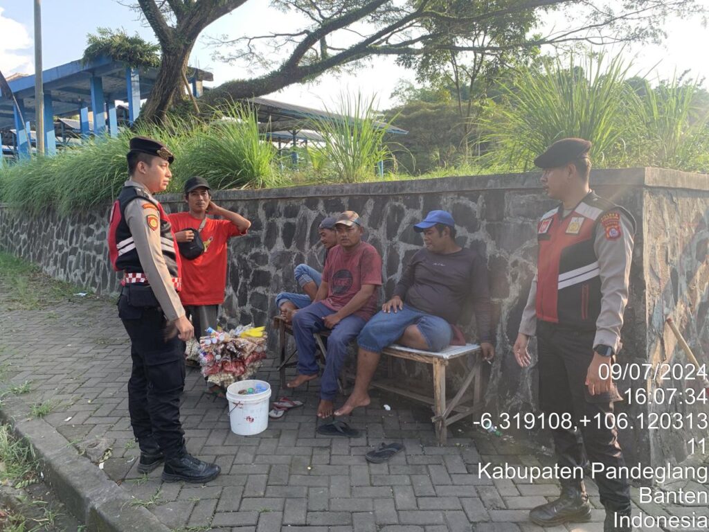 Personil Sat Samapta Polres Pandeglang Sambangi Pedagang Asongan di Terminal Kadubanen 2 WhatsApp Image 2024 07 09 at 20.27.39