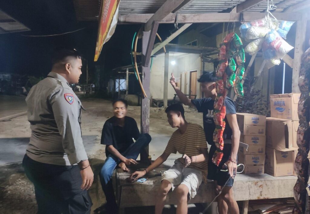Laksanakan Patroli Dialogis, Bhabinkamtibmas Polsek Angsana Polres Pandeglang Sambangi Pemuda yang Sedang Berkumpul dan Sosialisasikan Bahaya Narkoba 10 WhatsApp Image 2024 07 09 at 21.40.56