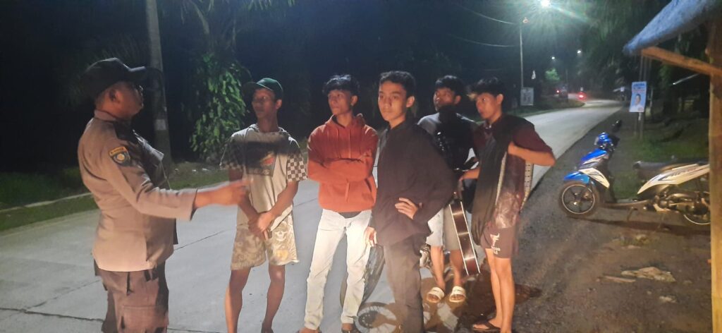 Polsek Picung Gencar Melaksanakan Patroli Malam, Antisipasi Balap Liar dan Lakukan Penyuluhan Kepada Anak Muda 10 WhatsApp Image 2024 07 10 at 18.53.23