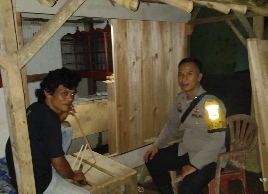 Bhabinkamtibmas Polsek Angsana Polres Pandeglang Brigadir Jumhani Sambangi Masyarakat Desa Padamulya 3 WhatsApp Image 2024 07 11 at 06.07.50