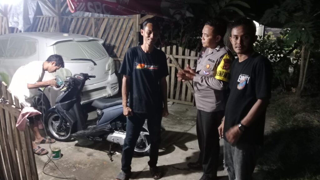 Personil Polsek Carita Bripka Bobi dan Bripka Eko Melaksanakan Patroli Malam dan Himbauan Kamtibmas 4 WhatsApp Image 2024 07 11 at 06.08.31