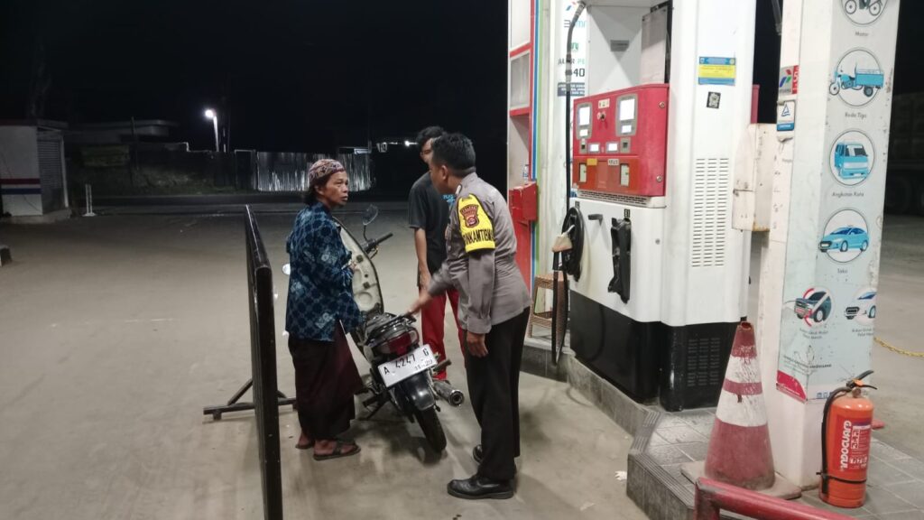 Polsek Carita Himbauan kepada Petugas SPBU dan Pengendara Motor untuk Selalu Waspada 5 WhatsApp Image 2024 07 11 at 06.10.26