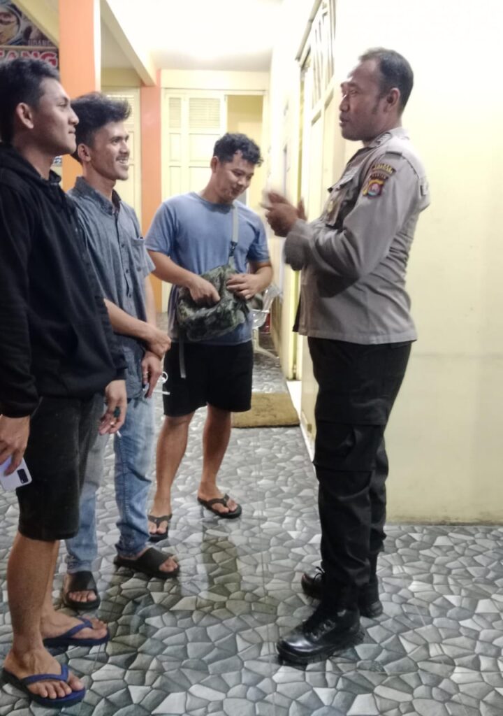 Bhabinkamtibmas Polsek Carita Himbauan kepada Pemuda untuk Segera Pulang di Larut Malam 6 WhatsApp Image 2024 07 11 at 06.12.33