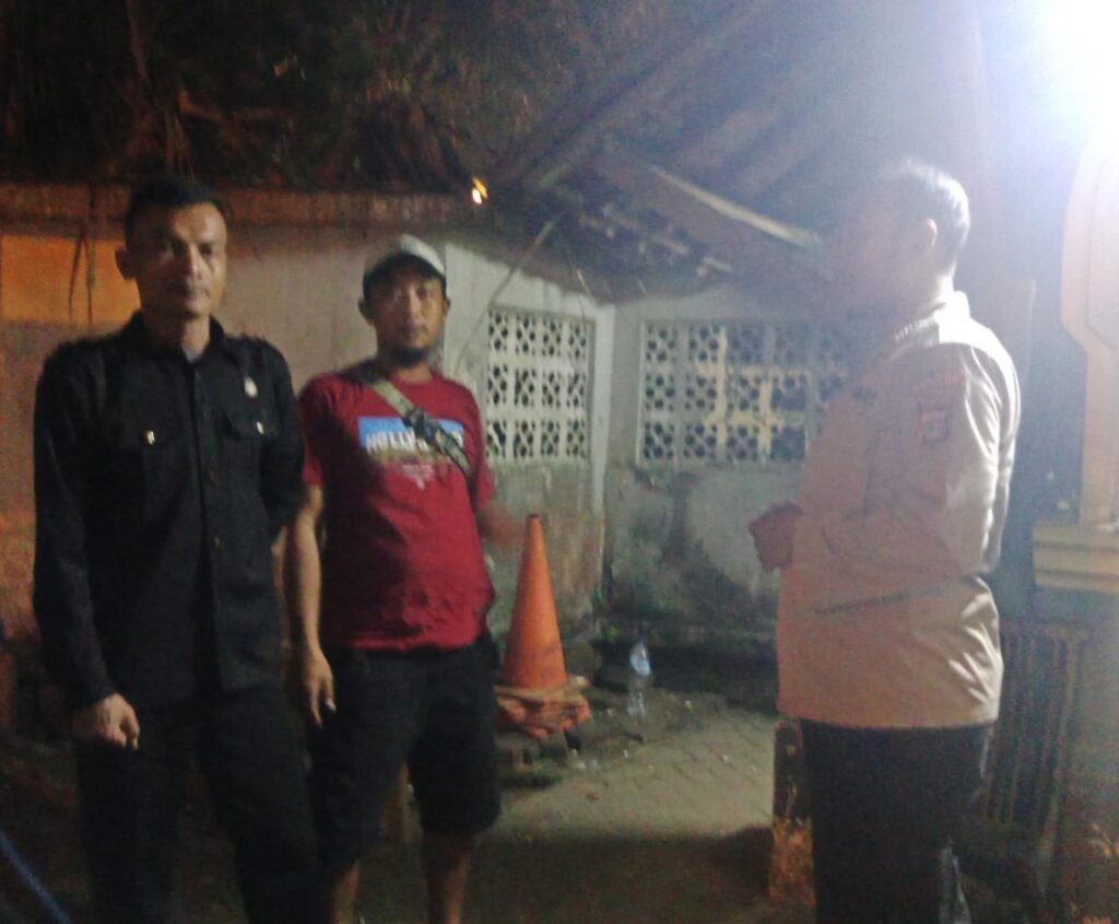 Kanit Binmas Polsek Carita Melaksanakan Patroli Malam ke Hotel dan Berdialog dengan Satpam Hotel 7 WhatsApp Image 2024 07 11 at 06.14.08