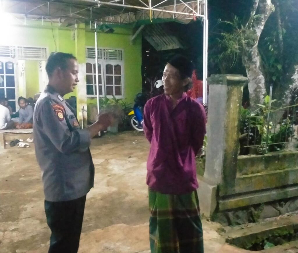 Bhabinkamtibmas Polsek Bojong Polres Pandeglang Gelar Patroli Malam Antisipasi Tindak Pidana 3C di Wilayah Hukum Polsek Bojong 8 WhatsApp Image 2024 07 11 at 08.27.43