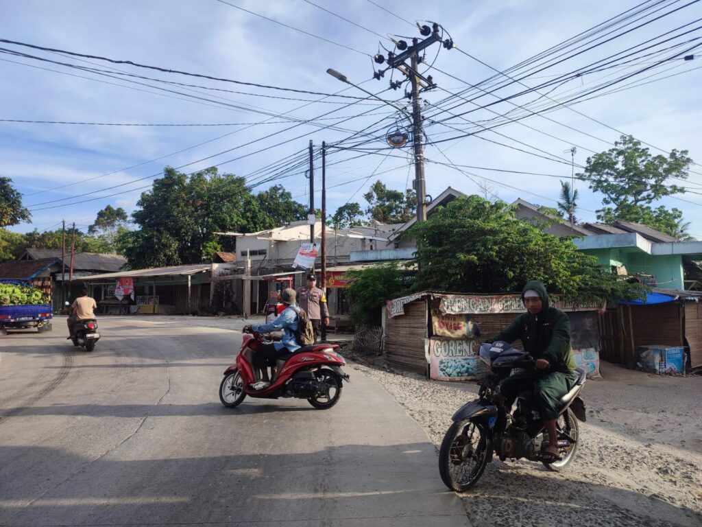 Anggota Piket Polsek Angsana Polres Pandeglang Briptu Agung Laksanakan Strongpoint Sore di Jalan Raya Munjul-Angsana 1 WhatsApp Image 2024 07 12 at 01.05.54