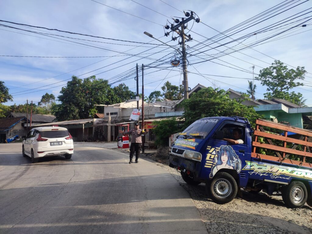 Anggota Piket Polsek Angsana Polres Pandeglang Briptu Agung Laksanakan Strongpoint Sore di Pertigaan Pasar Angsana 2 WhatsApp Image 2024 07 12 at 01.06.01