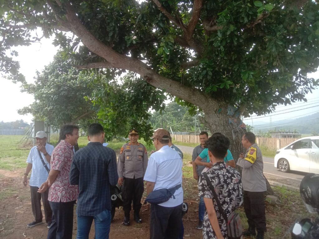 Polsek Carita Melaksanakan Pengamanan Rekonstruksi Tapal Batas dan Ploting di Cidatu Carita 4 WhatsApp Image 2024 07 12 at 06.17.05