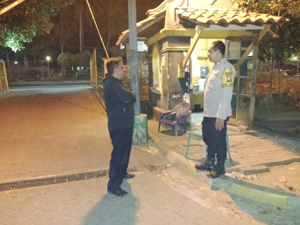 Bhabinkamtibmas Polsek Carita, Bripka Bambang, Melaksanakan Patroli Malam ke Hotel dan Berbincang dengan Satpam 5 WhatsApp Image 2024 07 12 at 06.18.54