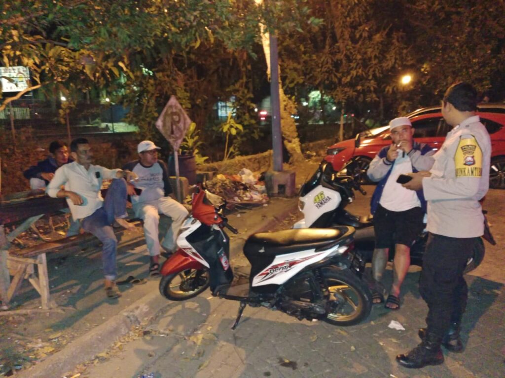 Bripka Bambang dari Polsek Carita Melaksanakan Patroli Malam ke Hotel-Hotel 8 WhatsApp Image 2024 07 12 at 06.23.35