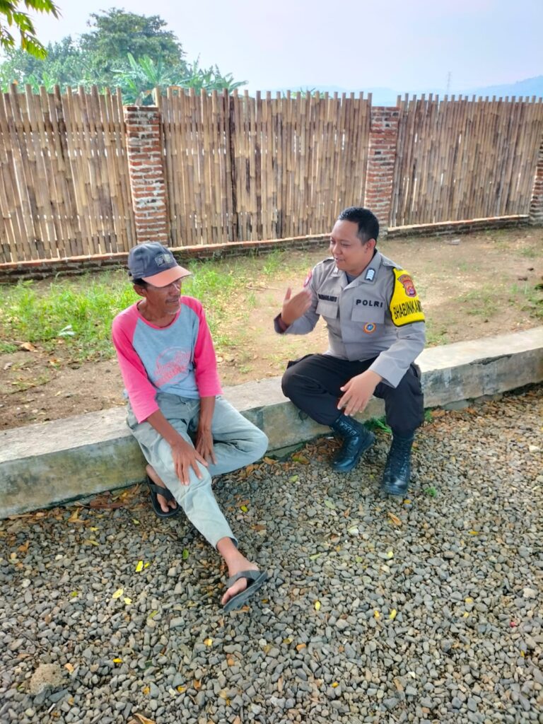 Bhabinkamtibmas Polsek Carita Bripka Bambang Sambangi Masyarakat Desa Binaannya 9 WhatsApp Image 2024 07 12 at 06.26.28