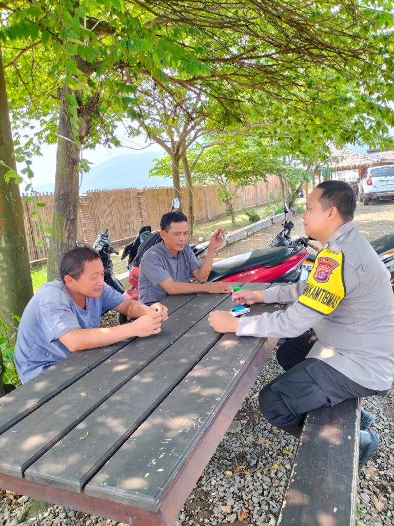 Bhabinkamtibmas Polsek Carita, Bripka Bambang, Sambangi Tokoh di Desa Sukarame 10 WhatsApp Image 2024 07 12 at 06.28.27