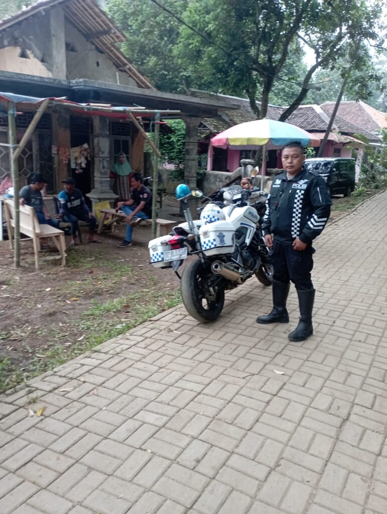 Personil Polsek Carita Unit Lantas Melaksanakan Patroli Menggunakan Motor di Jalan Raya Carita 1 WhatsApp Image 2024 07 12 at 06.32.33