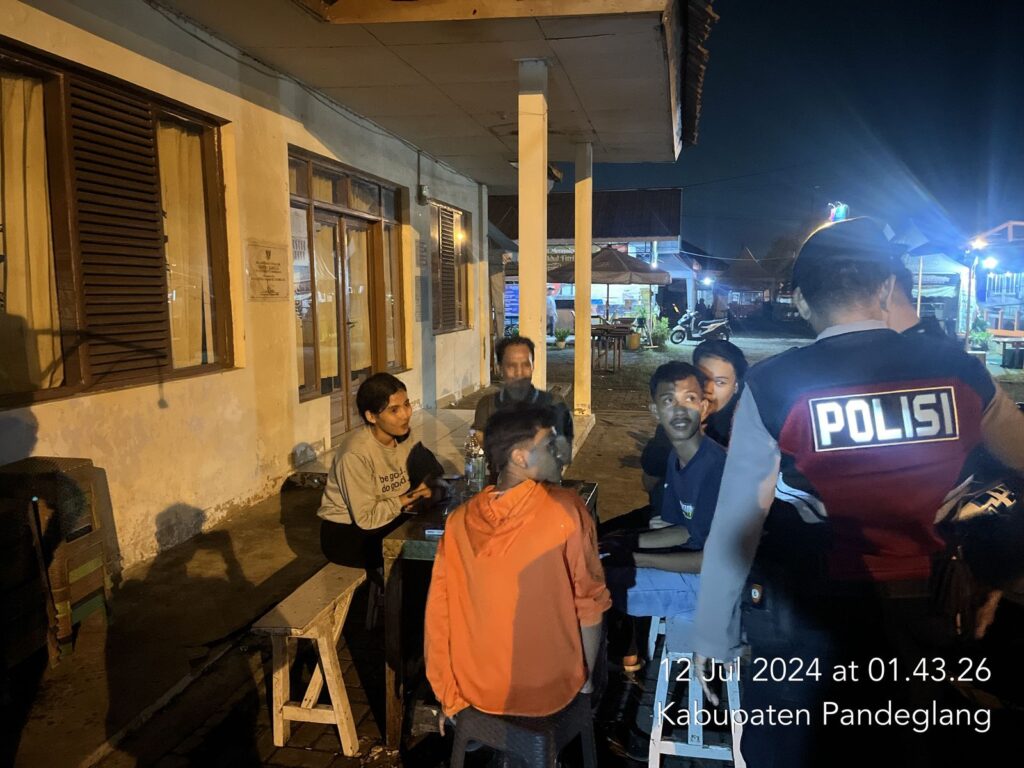 Sat Samapta Polres Pandeglang Gelar Patroli Malam, Sambangi Remaja Nongkrong untuk Antisipasi Penyakit Masyarakat 6 WhatsApp Image 2024 07 12 at 07.20.24