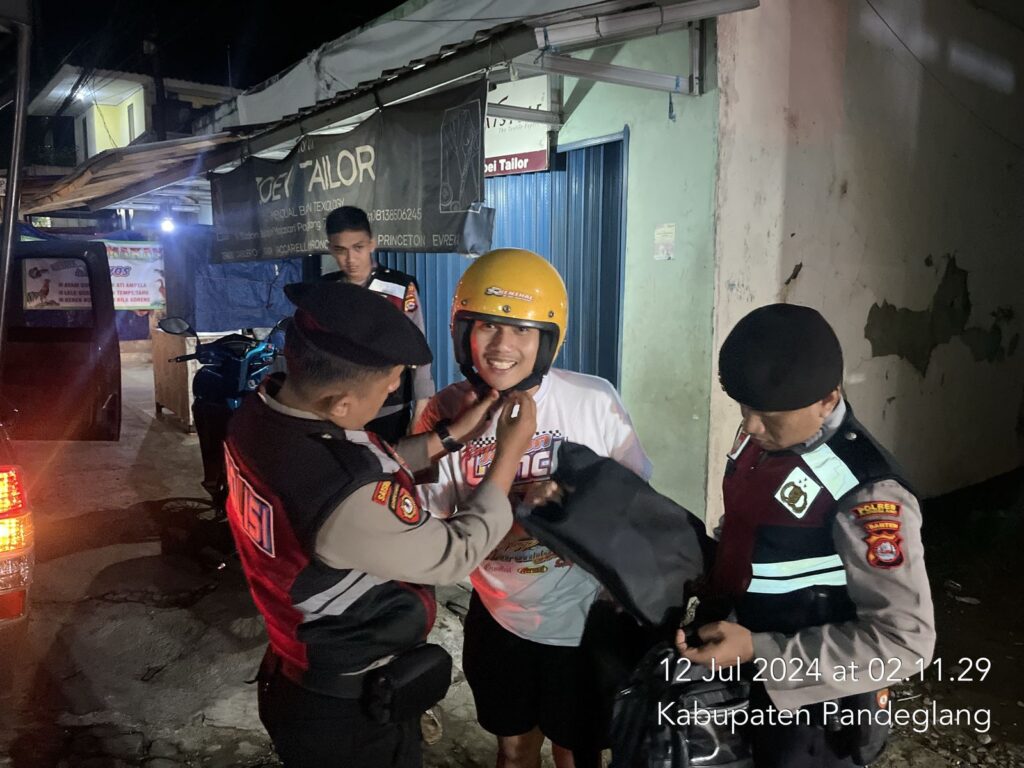 Sat Samapta Polres Pandeglang Ingatkan Masyarakat Akan Tertib Berlalu Lintas dalam Patroli Dialogis 5 WhatsApp Image 2024 07 12 at 07.20.29