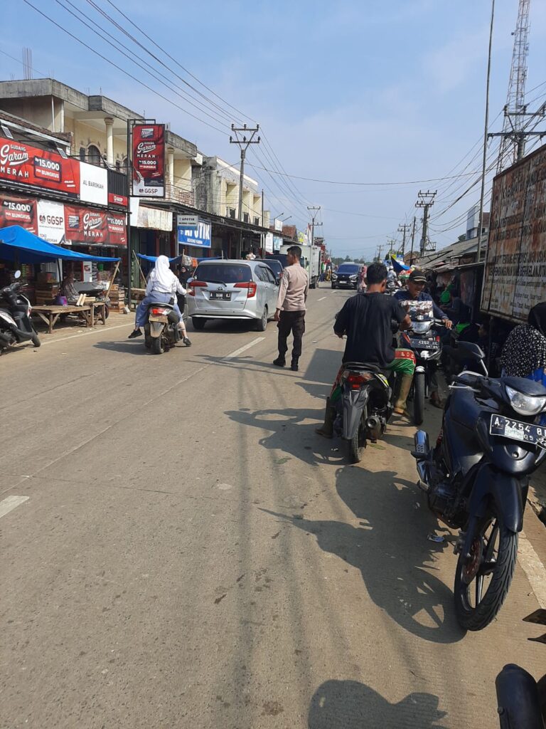 Polsek Bojong Polres Pandeglang Gelar Kegiatan Strong Point di Jalan Raya Saketi - Malingping 2 WhatsApp Image 2024 07 12 at 08.42.19