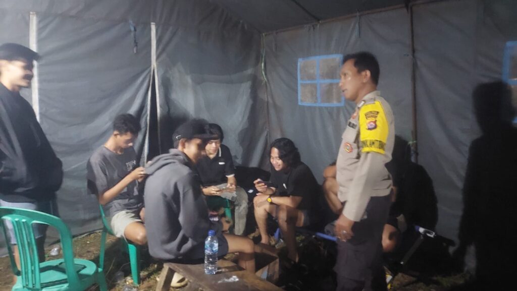 Bripka Yudi dari Polsek Carita Monitoring Perlombaan Mobile Legend di Masyarakat 1 WhatsApp Image 2024 07 13 at 06.14.31