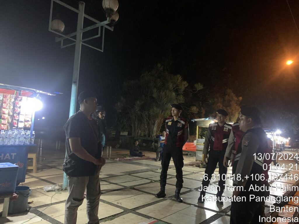 Sat Samapta Polres Pandeglang Gelar Patroli Malam Dialogis di Alun-Alun Pandeglang 2 WhatsApp Image 2024 07 13 at 06.32.11