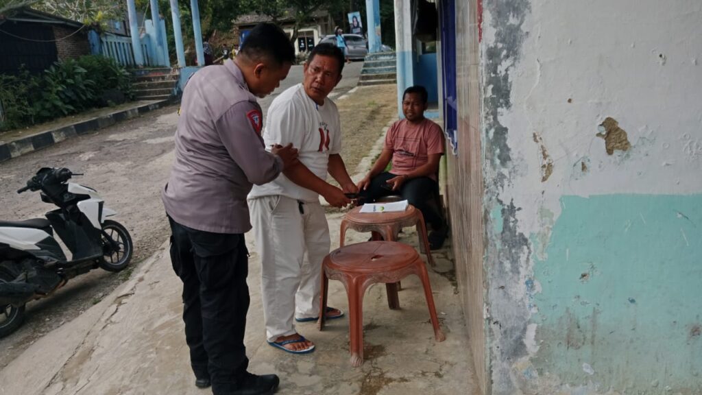 Dialogis dengan Pengelola Pantai, Personil Polsek Carita Bripka Bobi Tingkatkan Kerja Sama Keamanan di Carita 10 WhatsApp Image 2024 07 13 at 17.03.20