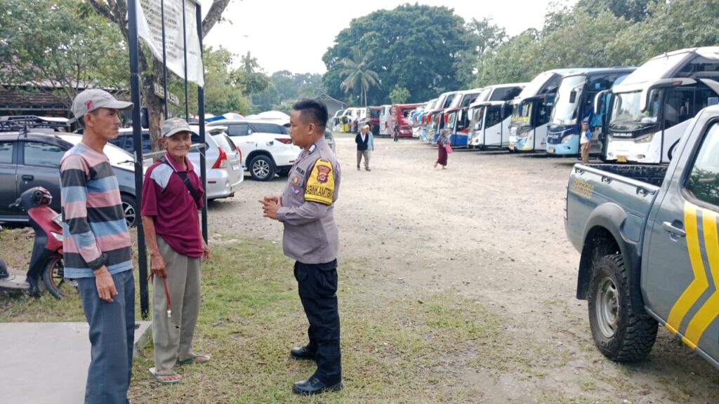 Personil Polsek Carita Bripka Bobi Beri Himbauan kepada Penjaga Parkir di Pantai Karangsari 1 WhatsApp Image 2024 07 13 at 17.05.11