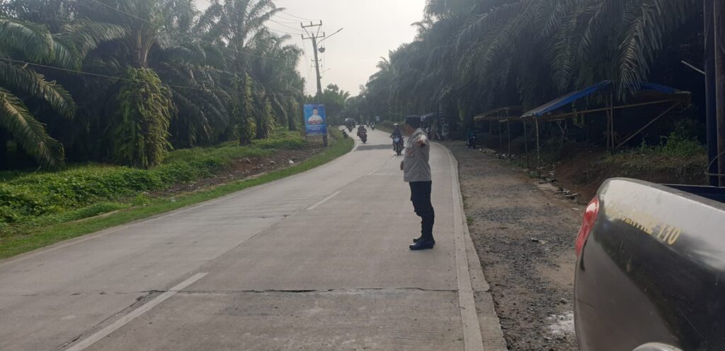 Polsek Picung Melaksanakan Pengaturan Lalu Lintas di Persimpangan Picung - Munjul 2 WhatsApp Image 2024 07 13 at 17.05.14