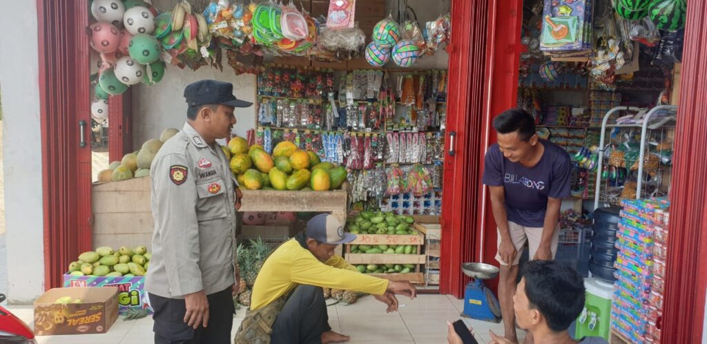 Polsek Picung Peduli, Bripka Wawan Bantu Masyarakat di Puskesmas Picung 3 WhatsApp Image 2024 07 13 at 17.05.29