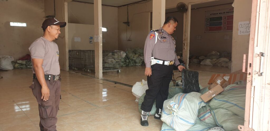 Polsek Picung Siap Membantu Pengusaha Pengantar Barang: Laporkan Oknum Nakal ke Ps. Kanit Propam Bripka Elang 4 WhatsApp Image 2024 07 13 at 17.05.51