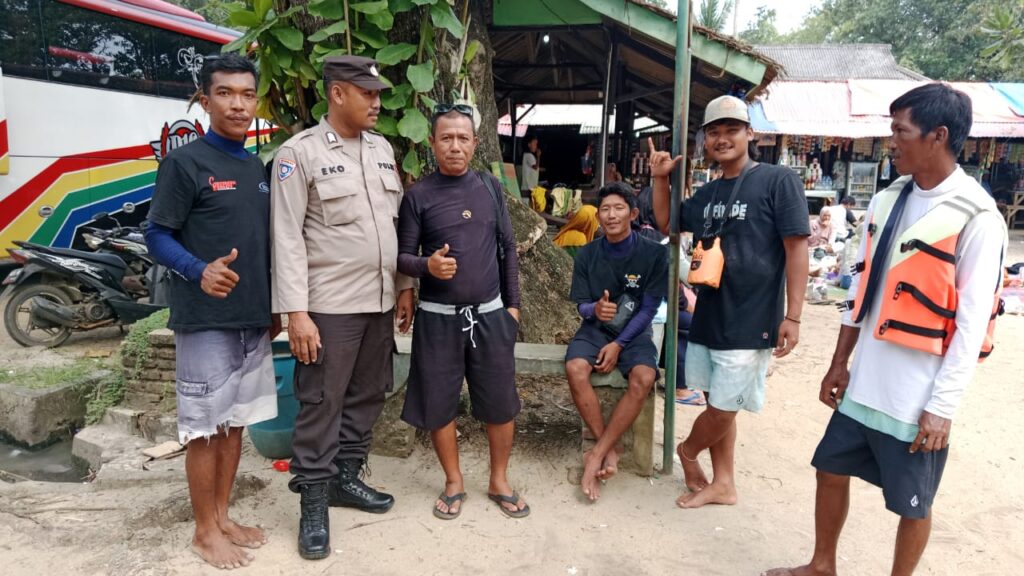 Personil Polsek Carita Laksanakan Patroli Dialogis dengan Penyewa Boat di Pantai 5 WhatsApp Image 2024 07 13 at 17.07.01