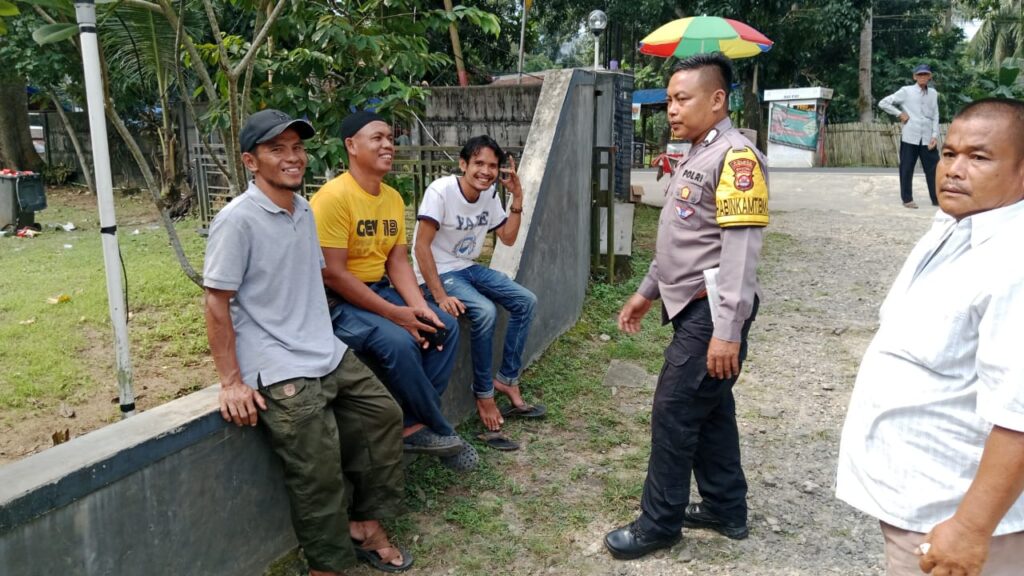Personil Polsek Carita Bripka Bobi Bincang dengan Supir Bus Pariwisata di Carita 6 WhatsApp Image 2024 07 13 at 17.09.00
