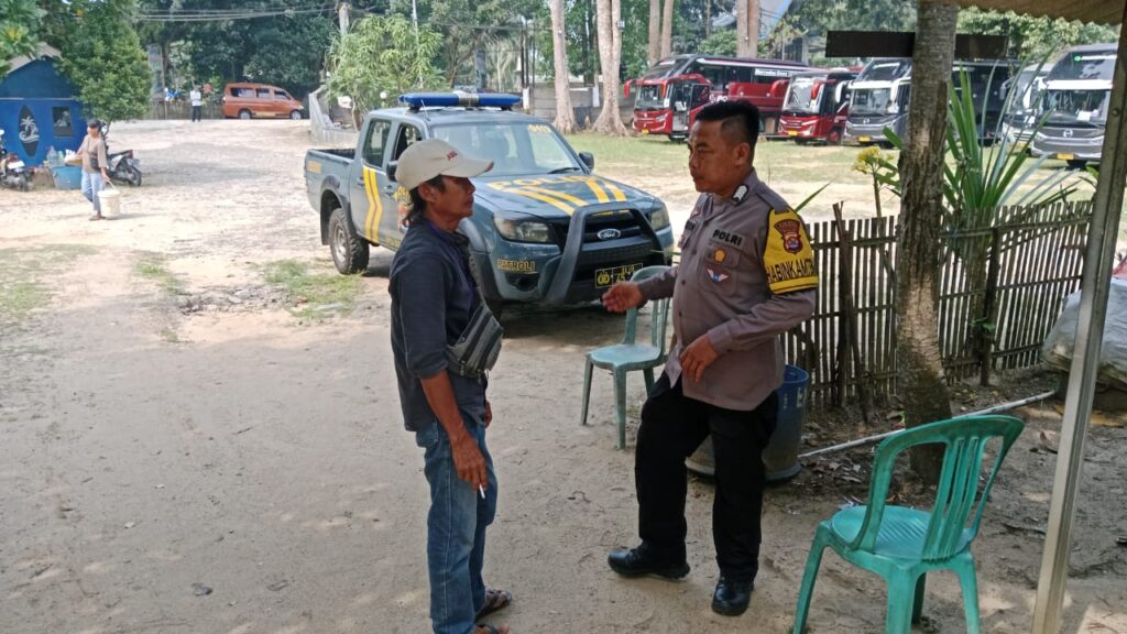 Polsek Carita Beri Himbauan Berlalu Lintas kepada Pengunjung Pantai Carita 7 WhatsApp Image 2024 07 13 at 17.14.44