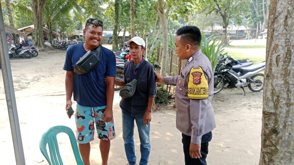 Bhabinkamtibmas Polsek Carita, Bripka Bobi, Sambangi Pengelola Parkir Motor Pantai 8 WhatsApp Image 2024 07 13 at 17.16.38