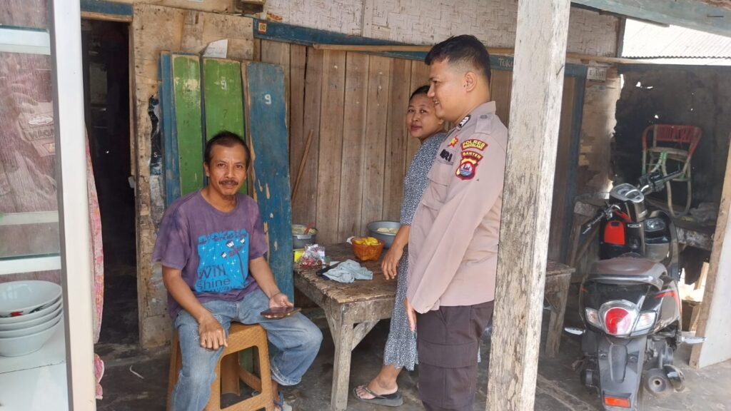 Bhabinkamtibmas Polsek Sumur Desa Sumberjaya Jalin Silaturahmi dengan Warga 9 WhatsApp Image 2024 07 13 at 17.41.46